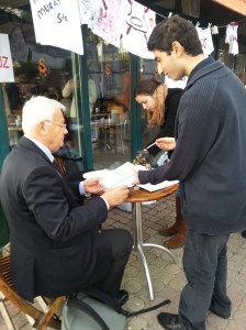 Bir öğrenci iki oturum arasında Teziç'e Anayasa Hukuku kitabını imzalatıyor.